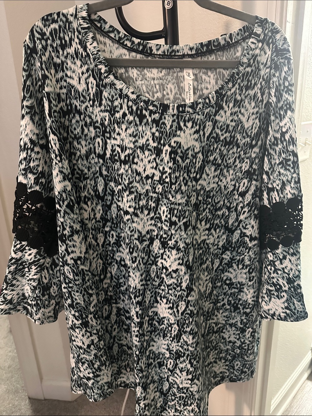 NY Collection Black & White Printed Tunic with Lace Sleeve Detail